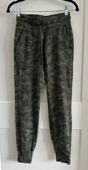 Lululemon camo joggers thumbnail 1