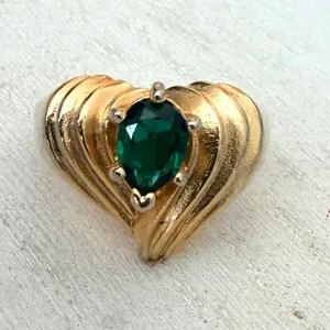 Vintage Gold Tone Heart Ring Emerald Green Pear Cut Stone thumbnail 2