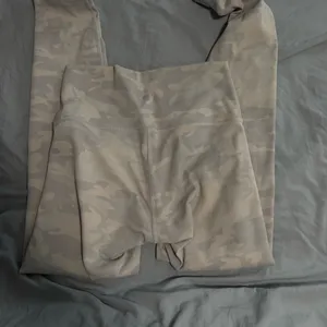 lululemon athletica Camouflage Leggings - white and gray thumbnail 2
