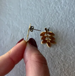 Gold leaf earrings thumbnail 3