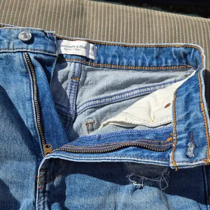 Abercrombie High Rise 4" Short Jean Shorts 2/26 Distressed Denim Cut Off thumbnail 4