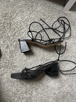 Heels Black Size 8 thumbnail 2