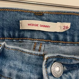 ✨Levi’s Wedgie Skinny Light Wash Button Fly Raw Hem Sz 26 Jeans✨ thumbnail 8
