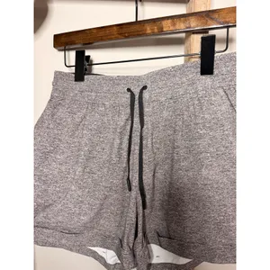 Lululemon Black White Athletic Workout Shorts Pockets Size 8 thumbnail 3