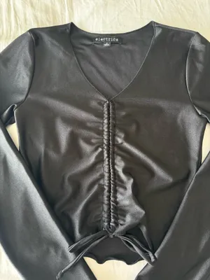 Black Long Sleeve Ruched V-Neck Crop Top thumbnail 2