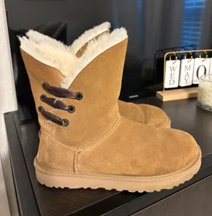 UGG Boots thumbnail 1