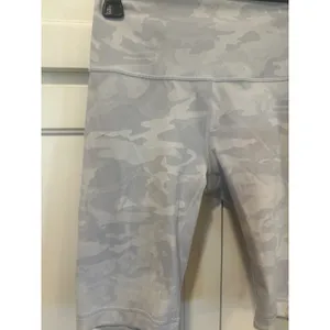 Lululemon wonder under Biker Shorts Grey Camo 10 Inch Inseam Womens Size 8 thumbnail 2