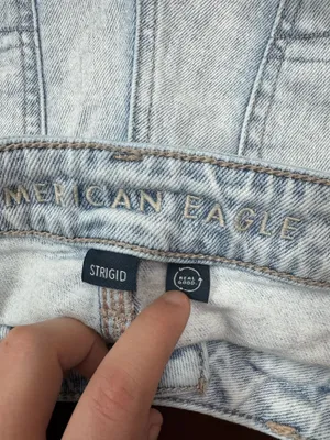American Eagle Strigid Light Wash Mom Jeans Size 14 thumbnail 5