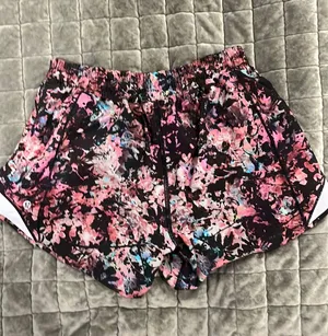 Lululemon Shorts Hotty Hot 4" Size 6 thumbnail 1
