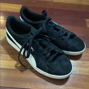 Puma Black Suede Classic Sneakers Women’s US 10 Cool Girl Shoes EUC! thumbnail 1