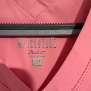 Med Couture Peaches Women's 2 Pocket Stretch V-neck Scrub Top Size XS Pink NWT thumbnail 2