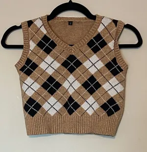Sleeveless Cropped Argyle V-Neck Sweater Vest in Camel/Black/White thumbnail 1