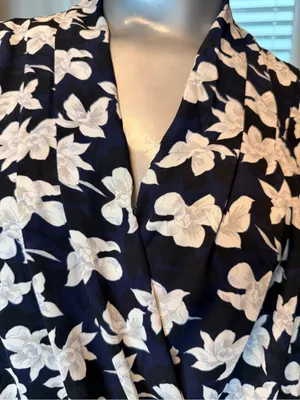 Ann Taylor Floral Wrap Blouse Small Navy Blue Black White V-Neck 3/4 Sleeve thumbnail 3
