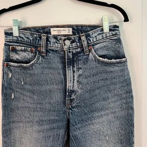 💌 Abercrombie & Fitch The Mom High Rise Distressed Jean thumbnail 4