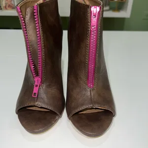 Michael Antonio Brown Heeled Boots with Pink Zipper thumbnail 3