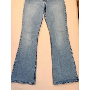 Levi Strauss SIGNATURE Juniors Size 9 Light Blue Denim Low Rise Flare Jeans thumbnail 4