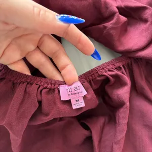 Francesca's Mi‎ Ami Burgundy Puff Sleeve Peplum Tie Back Top Medium Feminine thumbnail 4