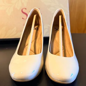 Sofft Lana Latte Patent Leather Pumps Womens 8M Cream Block Heel Dress Shoes thumbnail 2