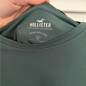Hollister NWOT LONG SLEEVE CROP TOP thumbnail 2