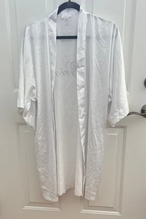 Elegant White Women's Kimono Robe Size M thumbnail 1