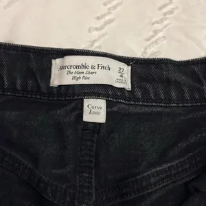 Abercrombie and Fitch “mom short” thumbnail 3