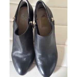 Vince Camuto Black Leather Ankle Booties Gold Hardware Stiletto Heel Size 7M thumbnail 4
