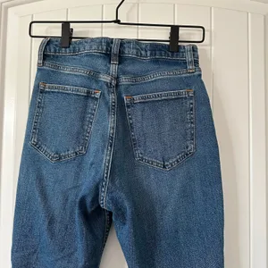 Abercrombie Ankle Straight‎ Ultra High Rise Distressed Jeans 4/27 Curve thumbnail 5