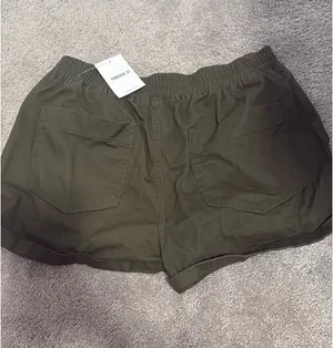 Forever 21 Green shorts thumbnail 2