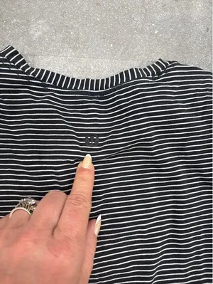 Women’s size medium athletic top Black thumbnail 4