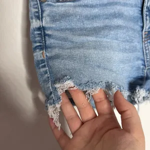 American Eagle light wash distressed High-rise Jean Shorties denim shorts size 0 thumbnail 4