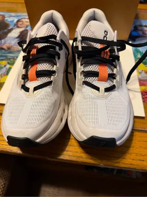 Woman’s Cloud runner White Size 7 thumbnail 2