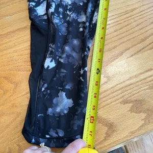Lululemon Black White Abstract Floral Mesh Crop‎ Leggings Size 8 thumbnail 7