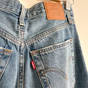 Levi's | Ribcage Straight Ankle‎ Distressed Knee Jeans in Blue size 25 thumbnail 6