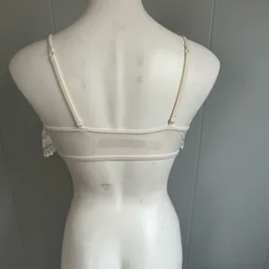 Victoria’s Secret White Lace Bralette Size Medium Ruffle Flounce Trim Adjustable thumbnail 3