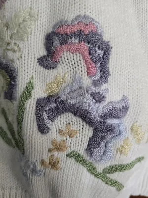 White Floral Embroidered Button thumbnail 2