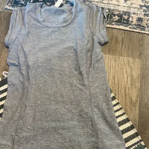 Lululemon short sleeve athletic top in size 4z. thumbnail 4