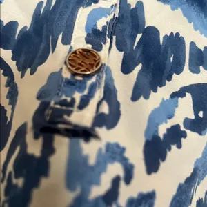 Lilly Pulitzer with Flaws Med  Blue and White Patterned Blouse thumbnail 5