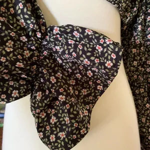 Lulu's Floral Tie Back Long‎ Sleeve Crop Top Size Medium thumbnail 4