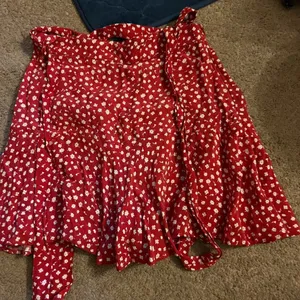 Zara small‎ red skirt thumbnail 3