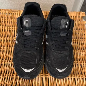 New Balance 990 v5 Black and Gray Athletic Shoes thumbnail 2