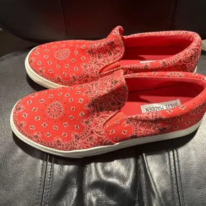 Steve Madden Red Patterned Slip-On Shoes thumbnail 4