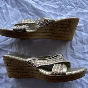 Italian Shoemakers Women’s Size 8 Brown Fabric Wedge Sandals Slip On 3” Heel thumbnail 4