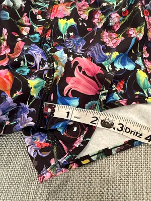 Lululemon athletic shorts hotty hot style in flowerscape pattern size 6 thumbnail 10