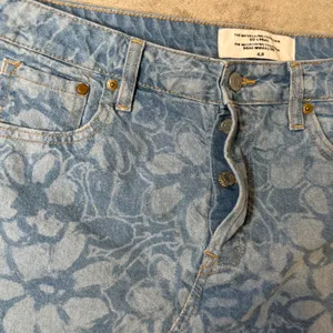 H&M‎ 90s Floral Denim Mini Skirt Frayed Hem Blue Y2K Grunge Button Fly Size 10 thumbnail 2