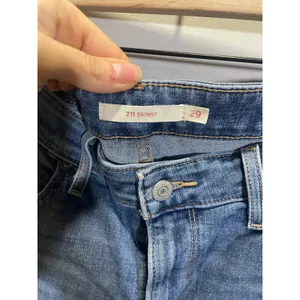 Levi's 711 Skinny Jeans Womens 29 Blue Distressed Ripped Raw Hem Casual Edgy‎ thumbnail 3