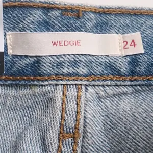 NWT LEVI’S Premium Women’s Wedgie Icon Fit Jeans In Authentically Yours Size 24 thumbnail 9