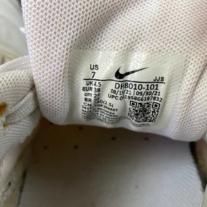 Nike Air Max DH8010 White & Black Athletic Sneaker Shoes 7 thumbnail 7