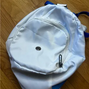 NWT Halara Weekender White & Blue Zipper Gym Duffle Bag with Shoulder Straps thumbnail 7