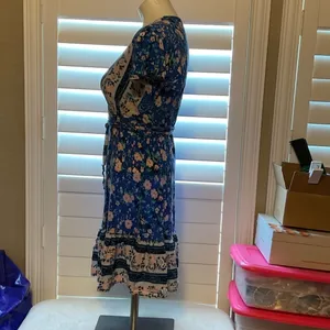 Chic Floral Midi Dress in Blue and Cream thumbnail 6