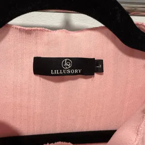 Lillusory Mock Neck‎ Sleeveless Pleated Top Pink Large Minimalist Work Office thumbnail 2